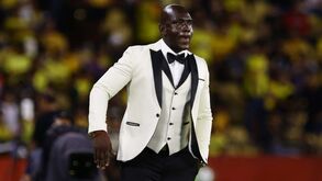 De fato e laço: treinador aparece em campo em 'modo gala' e já o comparam ao ator de 'Lupin'