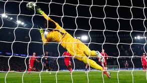 Carragher boquiaberto depois do PSG-Liverpool: «Um dos maiores roubos que alguma vez veremos»