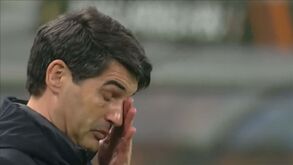 Abraçado pelos jogadores e em lágrimas: a reação de Paulo Fonseca ao primeiro golo do Lyon frente ao Steaua