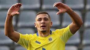 Dylan Nandín marca posição no ataque do Arouca