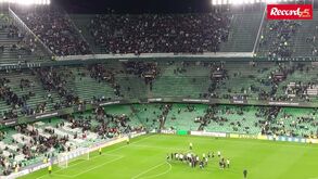 Festa minhota em Sevilha: adeptos e jogadores do Vitória em comunhão após empate com o Betis