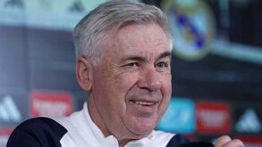 Ancelotti: «Tive um jogador que colocava uma toalha à volta da cabeça para não me ouvir»