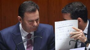 Leitão Amaro volta a mostrar notas (desta vez de propósito)