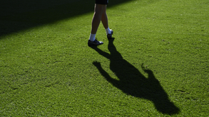 Jogador suspenso pelo clube após ser acusado de aprisionar e violar mulher em Inglaterra