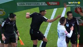 Painel publicitário cai em cima dos árbitros do Penafiel-Alverca