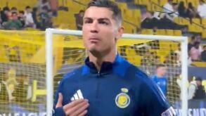 «Não és parecido comigo. És muito feio...»: Cristiano Ronaldo à conversa com sósia antes de jogo do Al Nassr