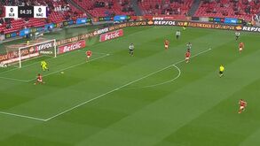 Erro do guarda-redes do Nacional permitiu a Amdouni fazer assim o primeiro golo do Benfica