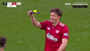 Youtuber vê amarelo em jogo solidário e decide... triturar o cartão: reação do árbitro é impagável