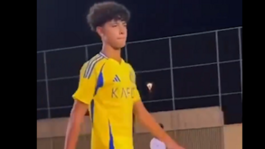 O toque de bola, a finta... Cristianinho está cada vez mais parecido com Ronaldo
