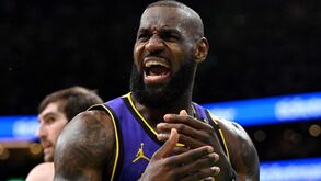 Dor de cabeça para os Lakers: LeBron James lesiona-se e pode ter de parar várias semanas