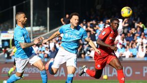 Nápoles regressa às vitórias e reaproxima-se do líder Inter na Liga italiana