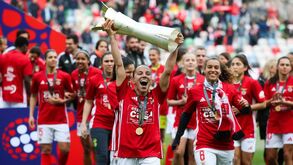 O momento em que as jogadoras do Benfica erguem o troféu da Taça da Liga feminina no relvado