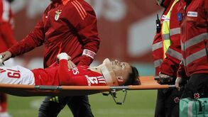 Susto com Hugo Félix: médio do Benfica B perdeu os sentidos após choque de cabeças e saiu de maca