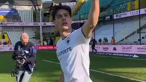 Jogador do Club Brugge 'planta' bandeira do clube após dérbi em casa do rival e... jogo acaba em caos