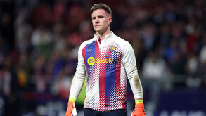 Ter Stegen 'atira-se' a 