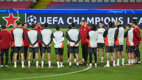 Mistério em torno de Raphinha e confiança entre benfiquistas: tudo o que se passou antes do jogo com o Barcelona