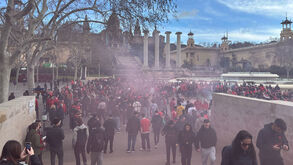Centenas de adeptos do Benfica em festa na Font Màgica antes do jogo com o Barcelona