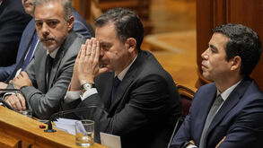 Parlamento chumba moção de confiança e Governo cai: as reações dos partidos