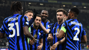 Jogadores do Inter celebram após golo marcado ao Feyenoord