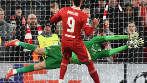 Donnarumma defende o penálti de Darwin no Liverpool-PSG