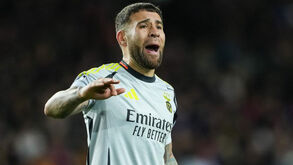 Otamendi esteve em destaque frente ao Barcelona