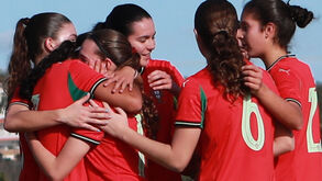Jogadoras a festejar um dos golos durante o jogo com a Grécia