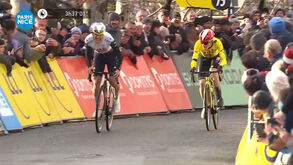 O momento em que João Almeida ultrapassou Vingegaard em cima da meta na 4.ª etapa do Paris-Nice 