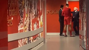 Vem aí proposta do PSG? Van Dijk apanhado à conversa com Al-Khelaïfi e Luís Campos