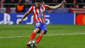 Polémica: o penálti anulado pelo VAR ao Atlético Madrid por duplo toque de Julián Alvarez