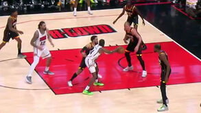 Cena de luta livre na NBA: dois 'gigantes' à pancada que acabam por ser expulsos