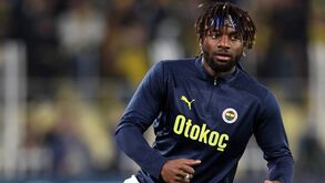 Elevadores, escadas, flores e roupa suja: Mourinho e Saint-Maximin em bate-boca no Fenerbahçe