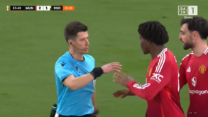 Miúdo do Man. United dá o exemplo: árbitro marcou penálti e Dorgu assumiu que não era falta