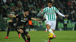 Três jovens na montra