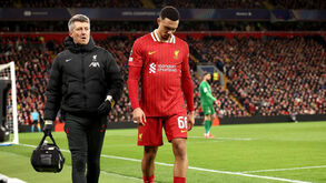 Arne Slot sem Arnold na final da Taça da Liga