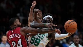 Neemias Queta contribui para o triunfo dos Celtics em Miami