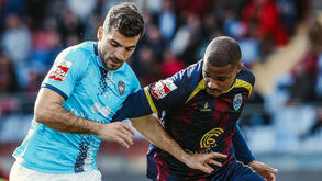 Disputa de bola no Chaves-Oliveirense