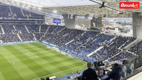 «Vida de milhões, futebol tostões»: a tarja dos Super Dragões que motivou protestos nas bancadas