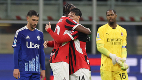 Tijjani Reijnders e Tammy Abraham festejam a vitória do AC Milan sobre o Como