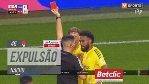 O momento em que Nacho Rodríguez foi expulso no FC Porto-AVS SAD