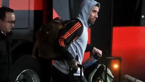 Otamendi junto ao autocarro do Benfica