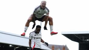 Ryan Sessegnon celebra o segundo golo do Fulham frente ao Tottenham com Rodrigo Muniz