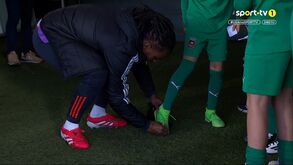 Renato Sanches autografou chuteira de jovem adepto do Rio Ave: as imagens do momento