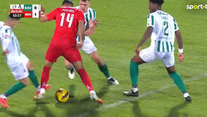 O penálti assinalado a favor do Benfica por falta sobre Pavlidis