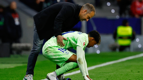 Hansi Flick com Lamine Yamal durante o Atlético-Barcelona