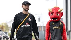 Debast recebido pela mascote Red