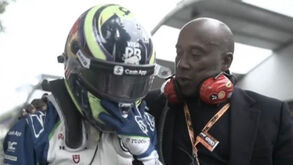 A imagem do fim de semana: pai de Hamilton confortou Isack Hadjar após estreia azarada