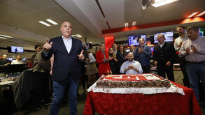 CMTV sopra as velas no 12.º aniversário