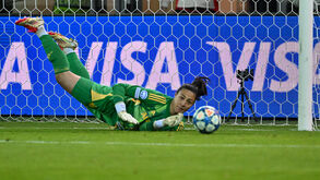 Guarda-redes do Bayern Munique defende penálti no regresso à titularidade após superar cancro