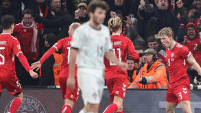 Seleção dinamarquesa festeja o único golo do jogo com Portugal