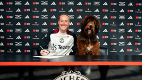 Jogadora do Man. United renova mas quem domina momento da assinatura... é o cão